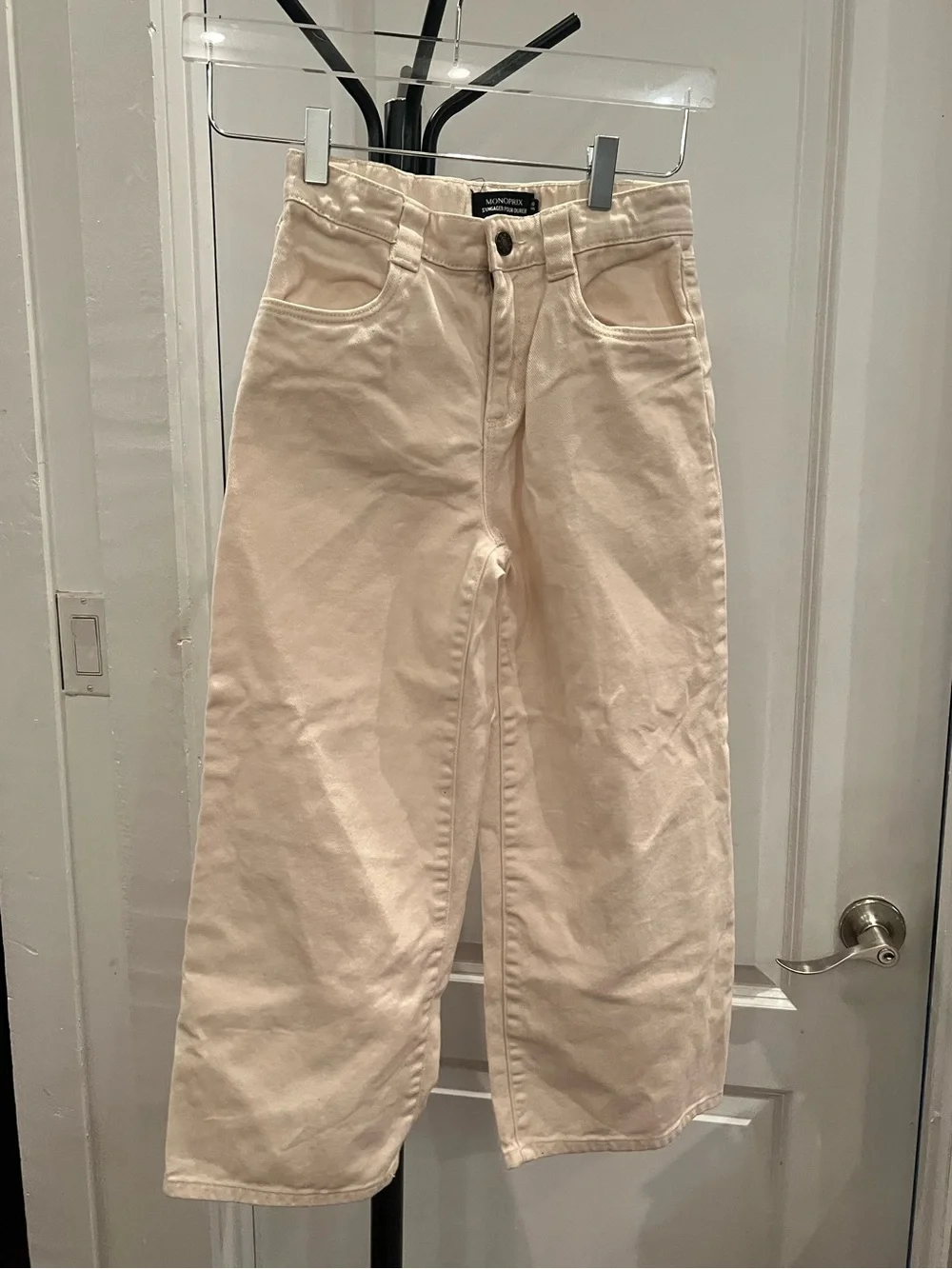 Girls Cream outfit : tank, sweatshirt and jeans.